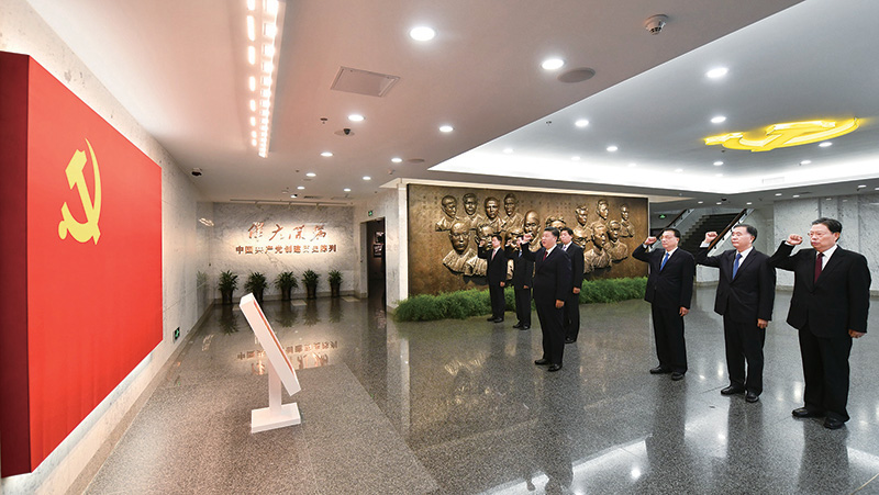 2017年10月31日，中共中央總書記、國家主席、中央軍委主席習近平帶領中共中央政治局常委李克強、栗戰(zhàn)書、汪洋、王滬寧、趙樂際、韓正，瞻仰上海中共一大會址和浙江嘉興南湖紅船。這是31日上午，在上海中共一大會址紀念館，習近平帶領其他中共中央政治局常委同志一起重溫入黨誓詞。 